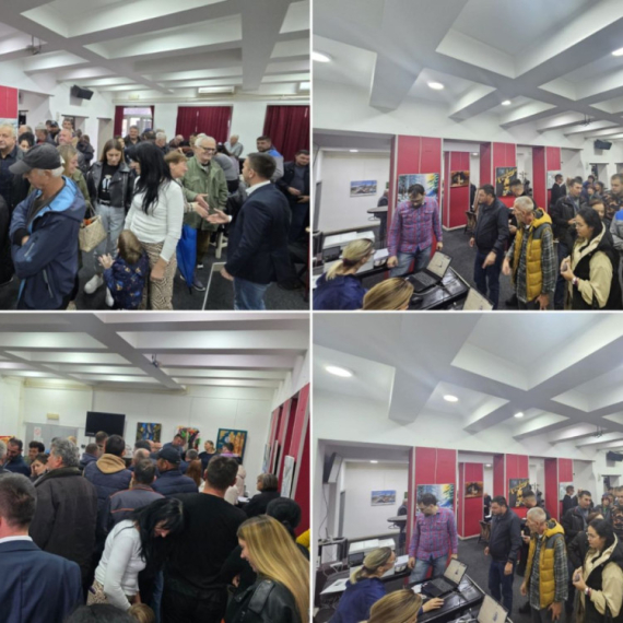 Počelo prikupljanje potpisa u Mionici: Građani čekaju u redovima da podrže Vučića i SNS FOTO/VIDEO