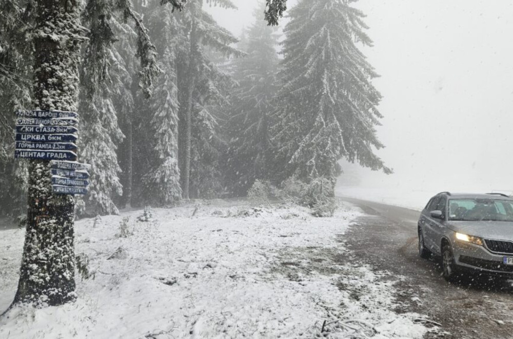 Meštani sela na Zlataru navikli na blage zime; Danas tamo čitav dan pada sneg FOTO