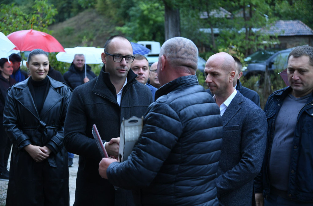 Predstavnici Srpske liste posetili dve porodice u Lešku, jednoj od njih uručili ključeve nove kuće FOTO/VIDEO