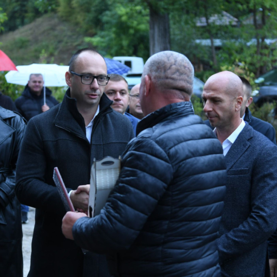 Predstavnici Srpske liste posetili dve porodice u Lešku, jednoj od njih uručili ključeve nove kuće FOTO/VIDEO