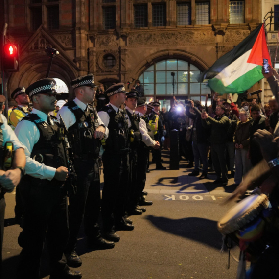 Nekoliko sati nakon terorističkog napada, Britanci na ulicama; "Briga me za jevrejsku zajednicu" FOTO