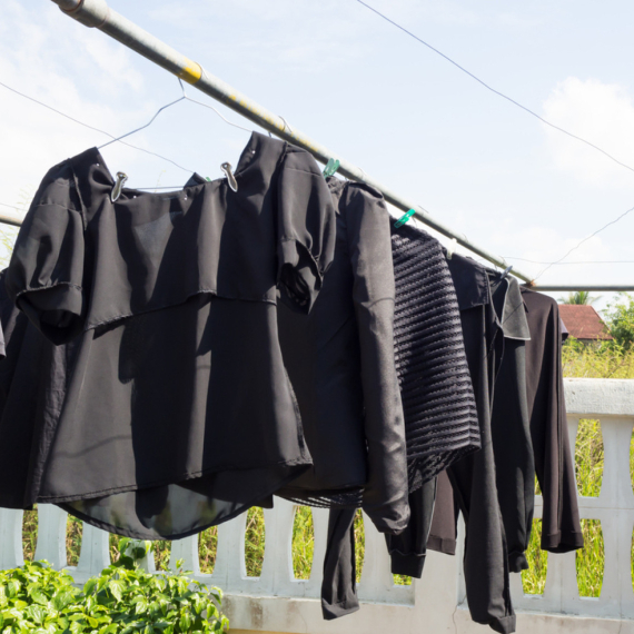 Caka je u ovome: Evo kako da tamna odeća ne izgubi boju tokom pranja