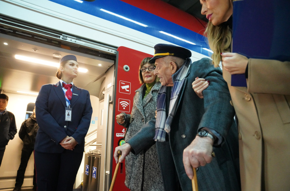 Vučić ispunio obećanje: Deda Vukosav najstariji putnik u brzom vozu za Suboticu FOTO/VIDEO