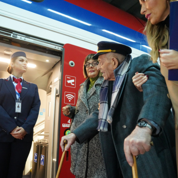 Vučić ispunio obećanje: Deda Vukosav najstariji putnik u brzom vozu za Suboticu FOTO/VIDEO
