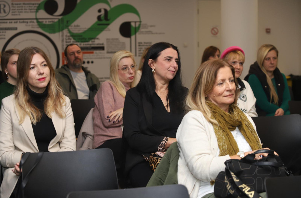 Predstavljena platforma e-Mama: Bezbedan prostor za podršku i razumevanje roditeljima širom Srbije FOTO