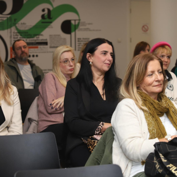 Predstavljena platforma e-Mama: Bezbedan prostor za podršku i razumevanje roditeljima širom Srbije FOTO