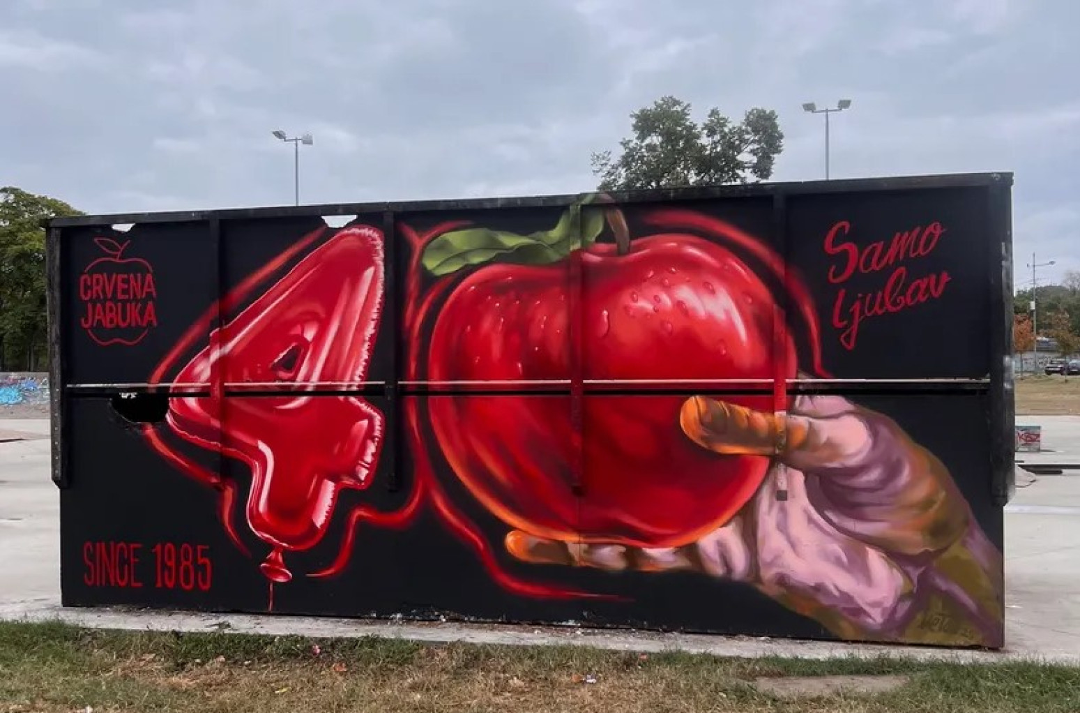 U skejt parku kod Ušća osvanuo mural posvećen grupi Crvena jabuka FOTO