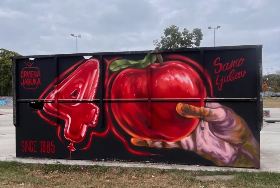 U skejt parku kod Ušća osvanuo mural posvećen grupi Crvena jabuka FOTO