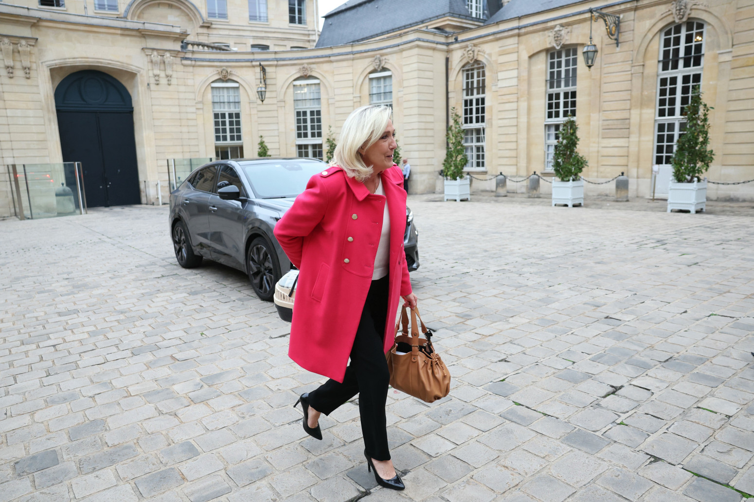 Francuska političarka na važan sastanak došla sa – mačetom FOTO