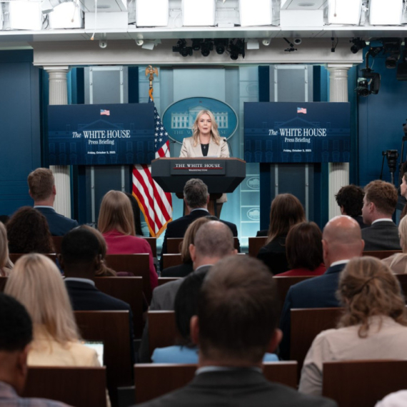 Majka nećaka portparolke Bele kuće u pritvoru: Trampova pravila ista za sve