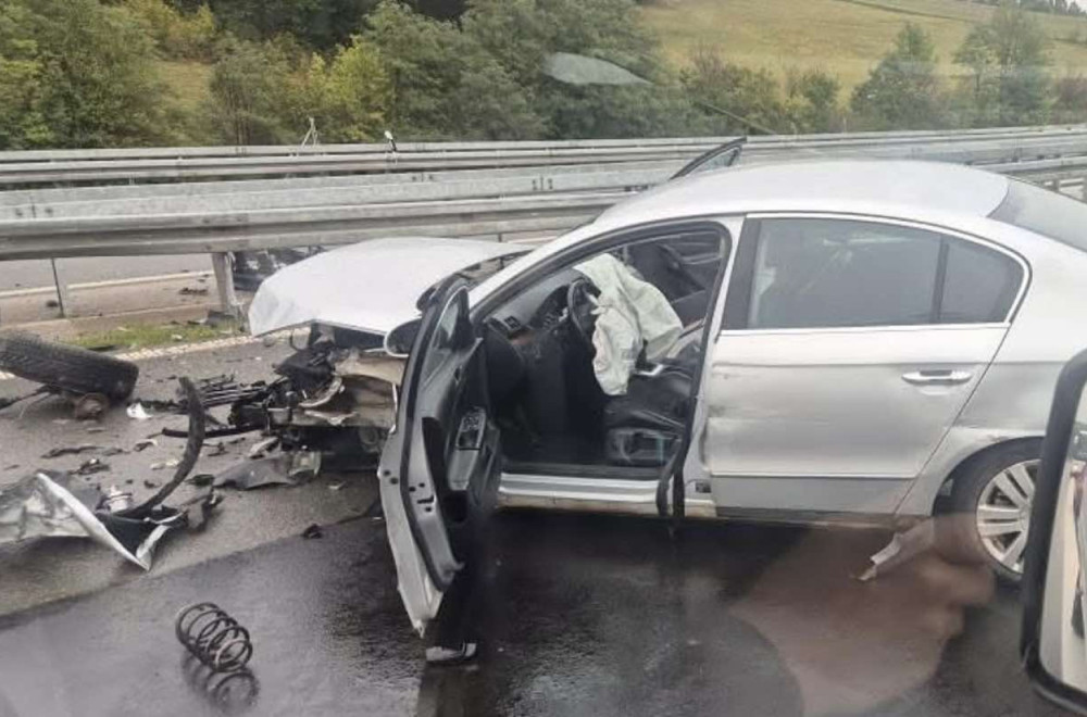 Saobraćajna nezgoda na auto-putu: Izgubio kontrolu, pa se zakucao u bankinu FOTO
