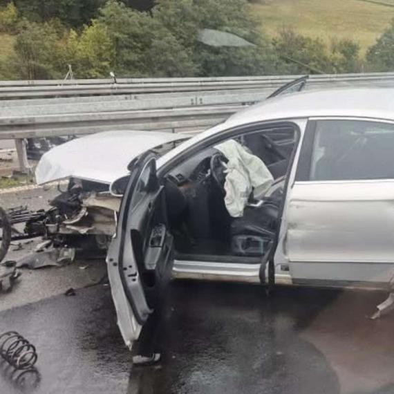Saobraćajna nezgoda na auto-putu: Izgubio kontrolu, pa se zakucao u bankinu FOTO