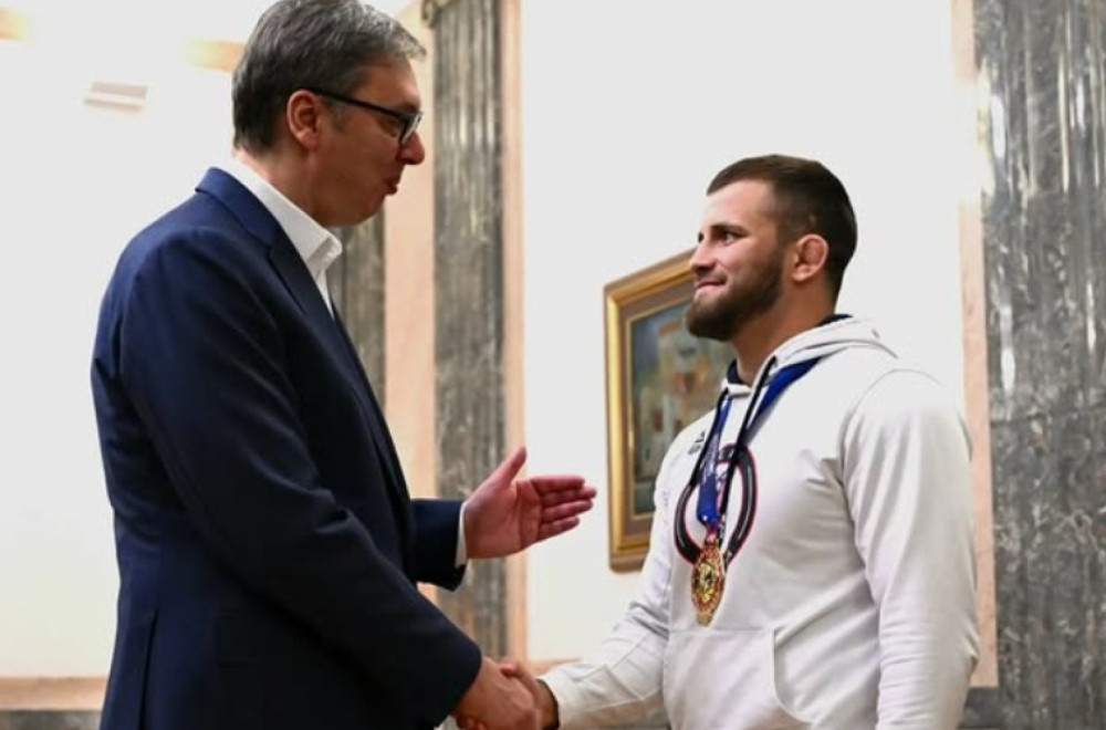 Vučić ugostio Komarova: Mnogo je uradio za Srbiju, posebno smo srećni zbog tri prsta u Zagrebu FOTO Vučić ugostio Komarova: Mnogo je uradio za Srbiju, posebno smo srećni zbog tri prsta u Zagrebu FOTO