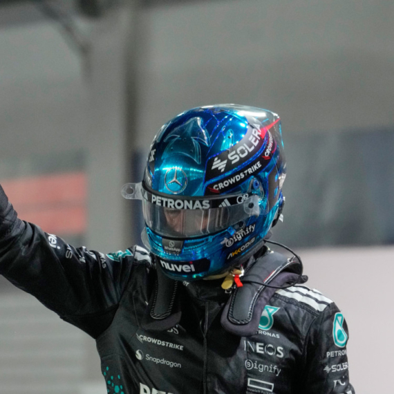 Raselu "pol" u Singapuru, Meklareni u Maksovom retrovizoru