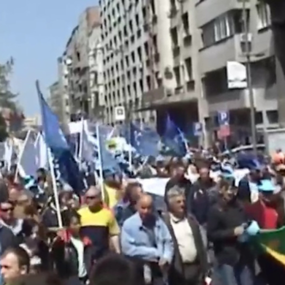 25 godina posle 5. oktobra; Kako je Srbija propadala posle 2000, dok nada nije oživela 2012.