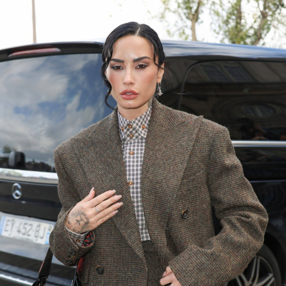 "Uhapsite njenog plastičnog hirurga": Pevačica iznenadila "ispeglanim" licem FOTO