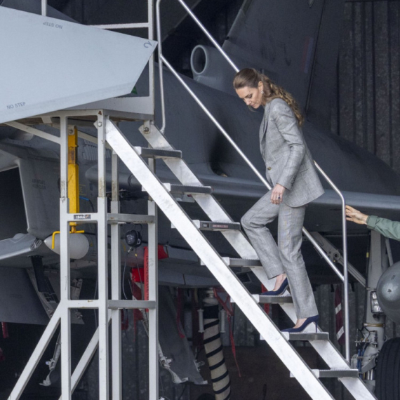 Snimak obišao svet: Kakvo graciozno penjanje i spuštanje u visokim štiklama FOTO/VIDEO