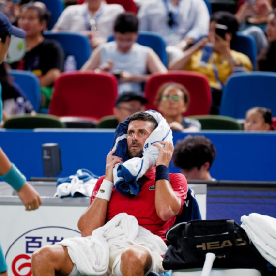 Neverovatne scene – Đoković dvaput povratio na terenu VIDEO