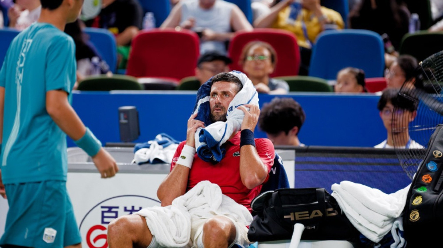 Neverovatne scene – Đoković dvaput povratio na terenu VIDEO