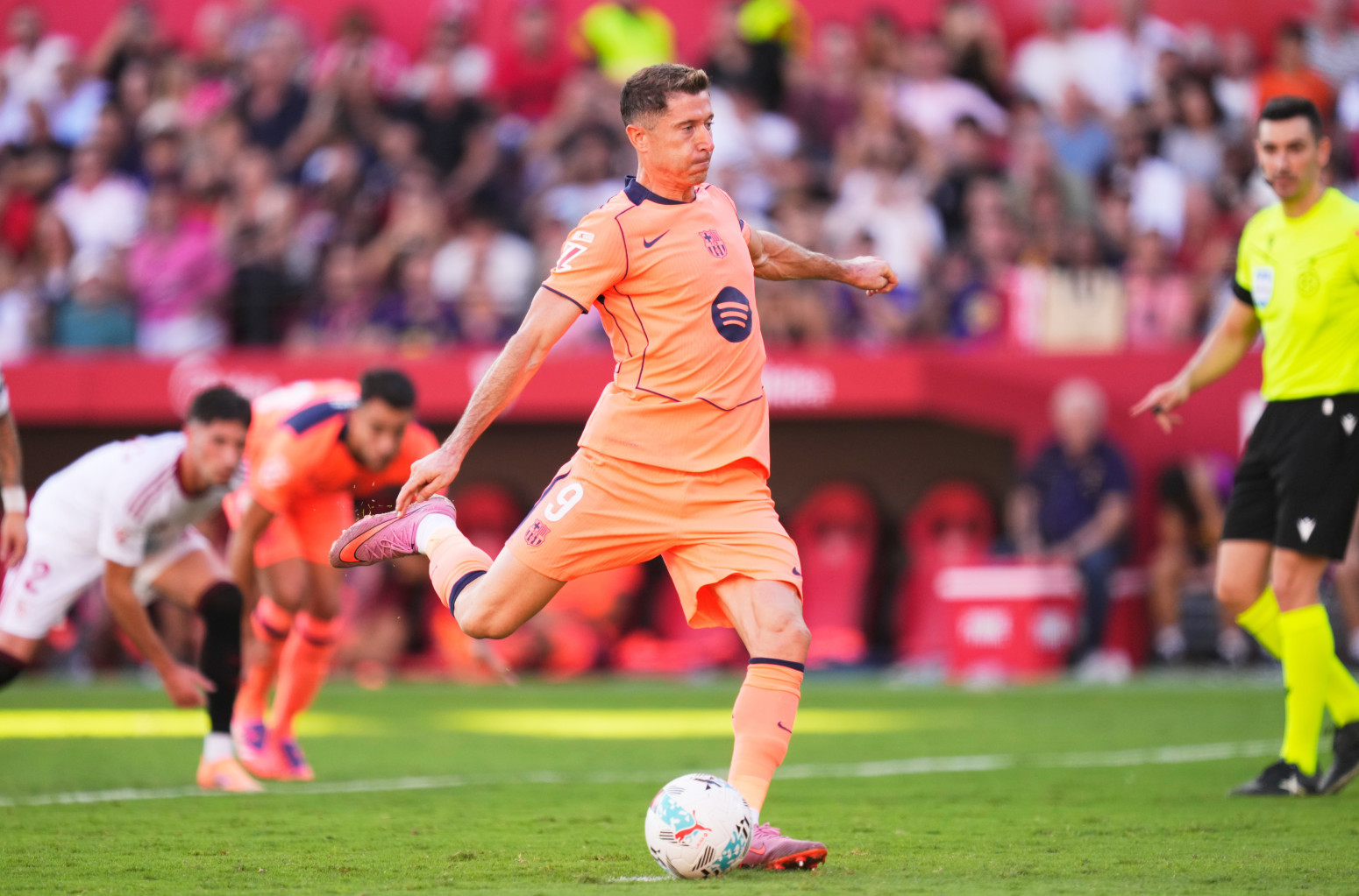 Navijači Barse ogorčeni na Levandovskog: "Pošaljite ga u Saudijsku Arabiju" VIDEO