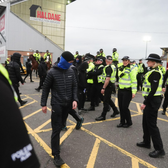 Navijači Rendžersa čekali trenera kod auta – čuvala ga policija na konjima VIDEO