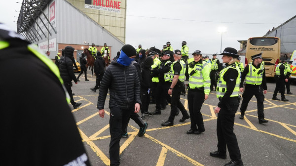 Navijači Rendžersa čekali trenera kod auta – čuvala ga policija na konjima VIDEO