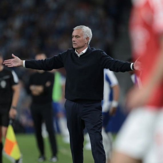 Totalni haos na povratku Murinja, navijači se tukli međusobno: "Jedan je Posebni" VIDEO