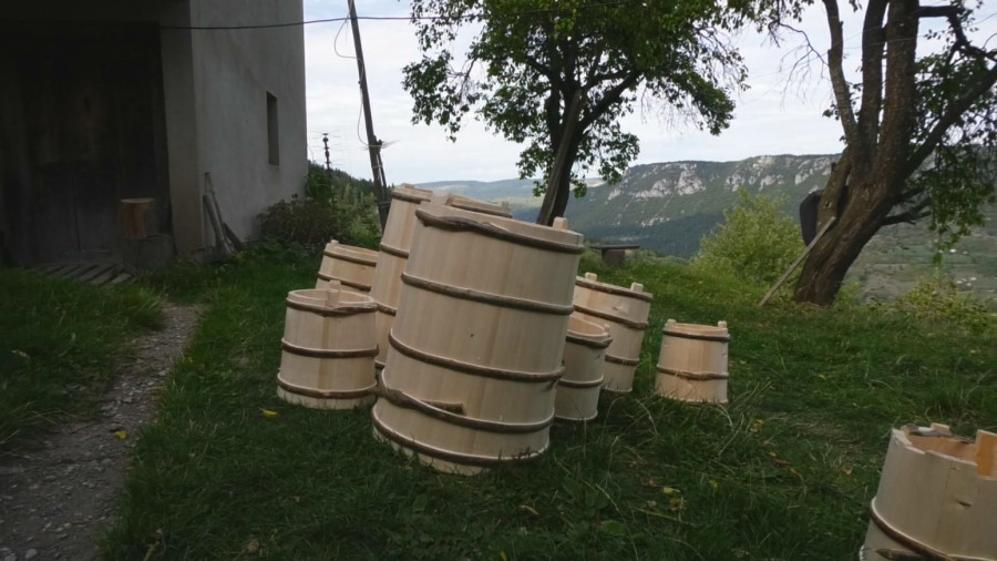 Miroslav iz sela kod Prijepolja je pravi deka zmaj: Ima skoro 90 godina, ali ponosno čuva stari zanat