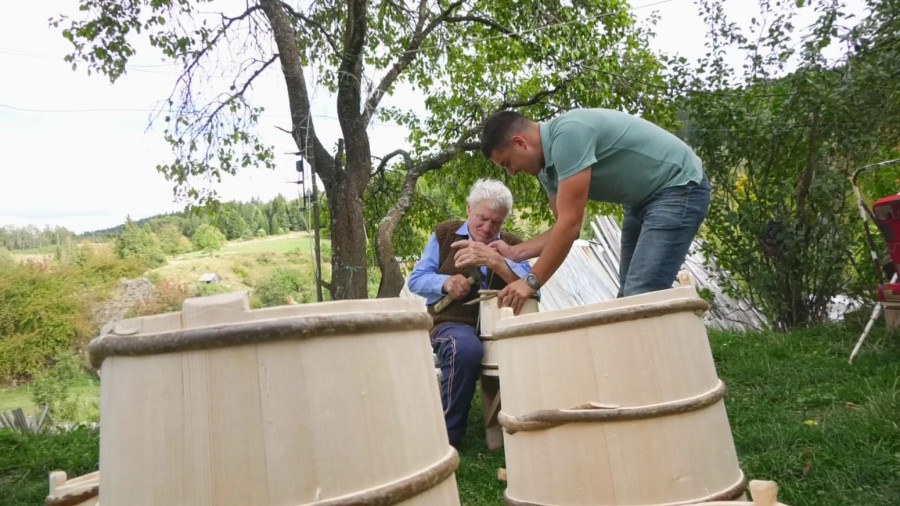 Miroslav iz sela kod Prijepolja je pravi deka zmaj: Ima skoro 90 godina, ali ponosno čuva stari zanat