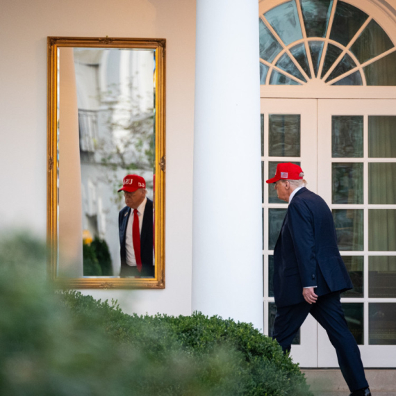 Građanski rat u najavi?; Tramp raspoređuje trupe, Ilinois ga tuži