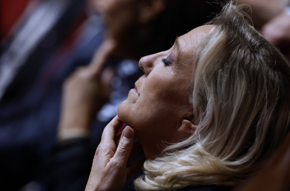 Le Pen "namirisala krv" – Makronu ponestaje opcija