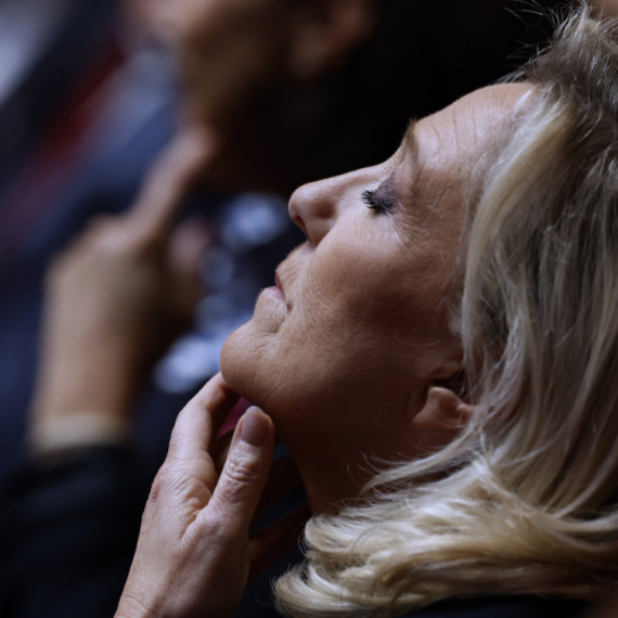 Le Pen "namirisala krv" – Makronu ponestaje opcija
