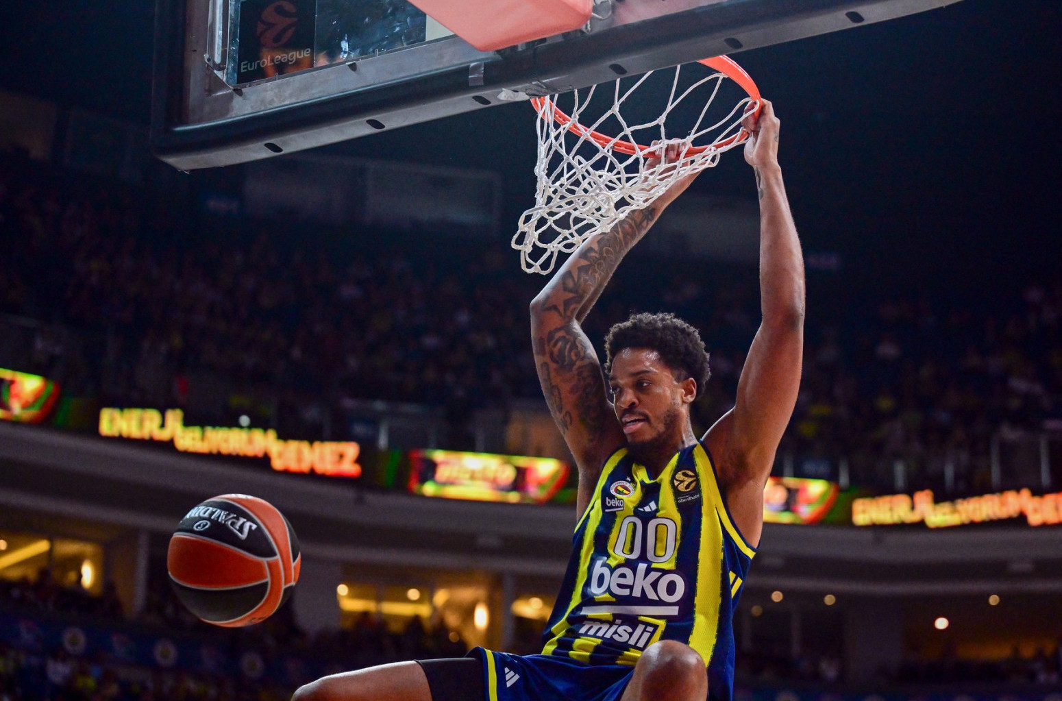 Fenerbahče slavio "stotkom" pred Zvezdu – Šarunas brine zbog povrede