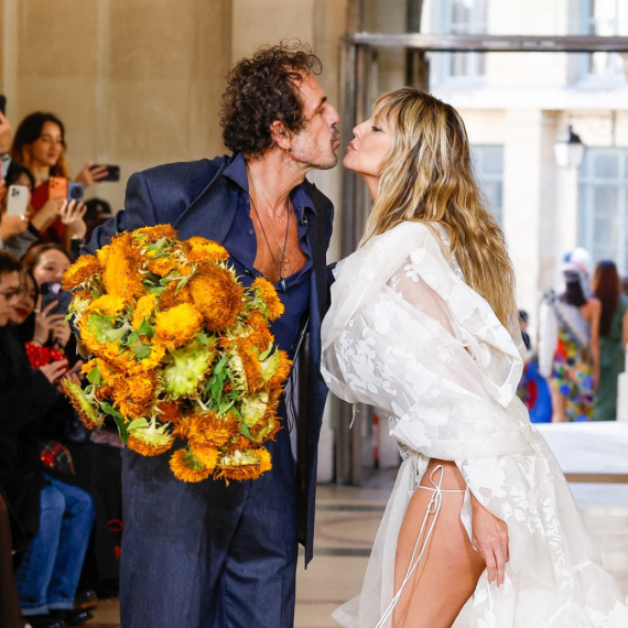 Zanosna Nemica zatvorila modnu reviju u seksepilnoj venčanici FOTO