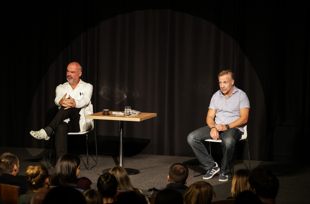 Smeh je lek: Komedija "Ko je ovde idiot" odigrana u Fondaciji Mozzart za Konstantinovo lečenje