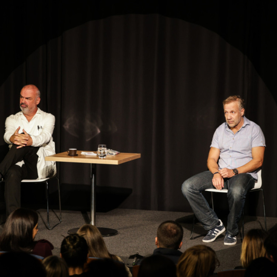 Smeh je lek: Komedija "Ko je ovde idiot" odigrana u Fondaciji Mozzart za Konstantinovo lečenje