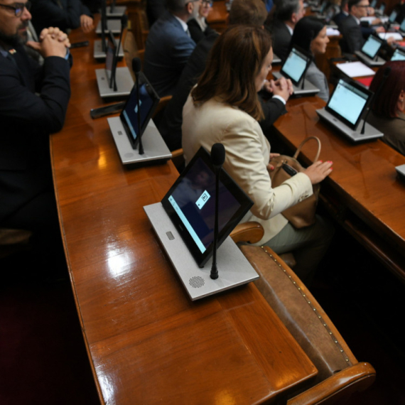 "Pro-EU opozicija" pokazala svoje pravo lice; Nisu glasali ni za jedan evropski zakon