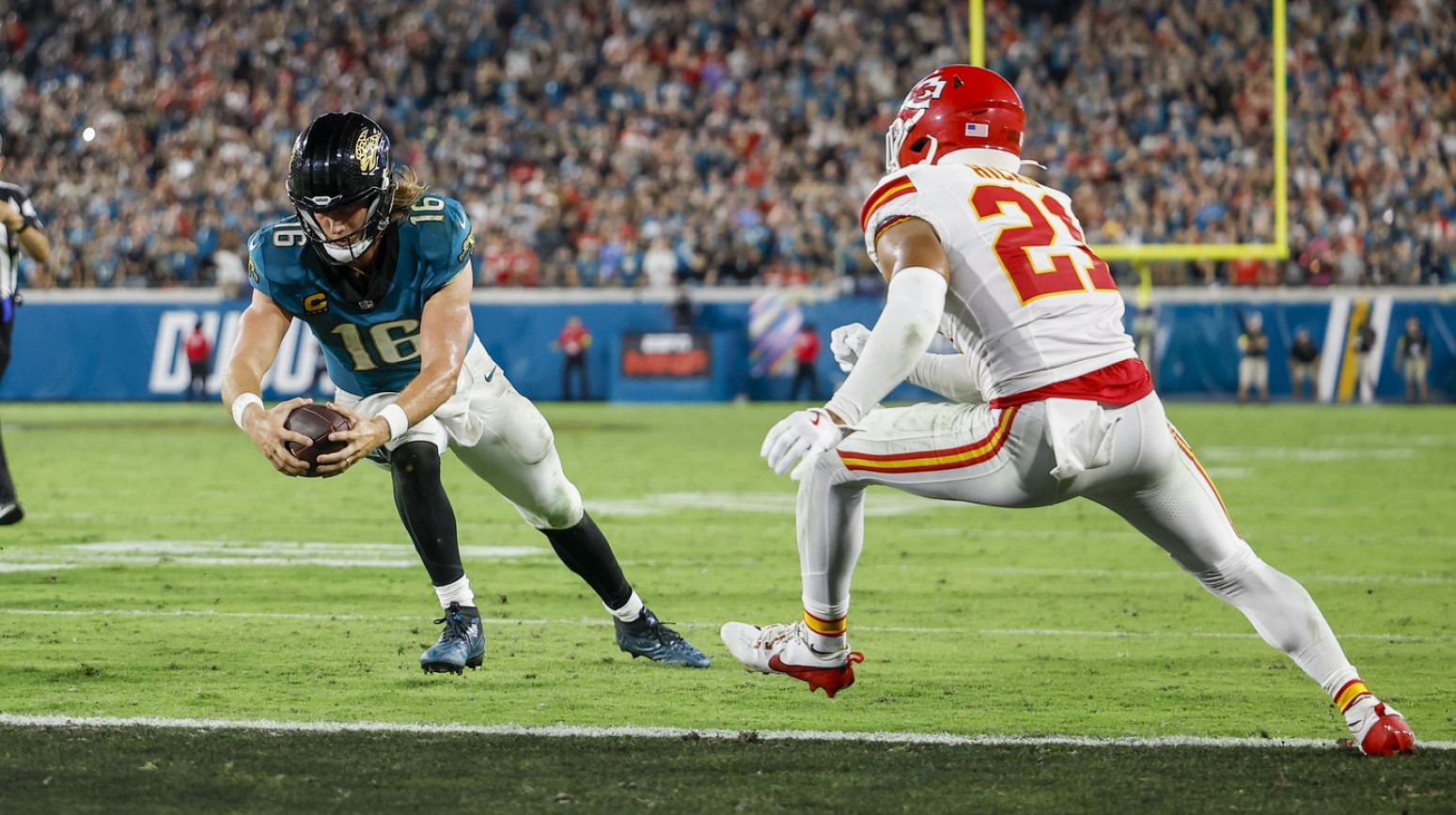 Lorens neverovatnim tačdaunom srušio Mahomsove Čifse VIDEO