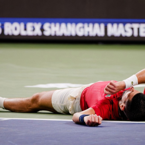 Novak: "Izvini što čekaš – morao sam da obrišem povraćku" FOTO