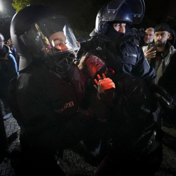 Nemačka policija brutalna prema demonstrantima: Pesnice u glavu, jaki udarci i guranje VIDEO
