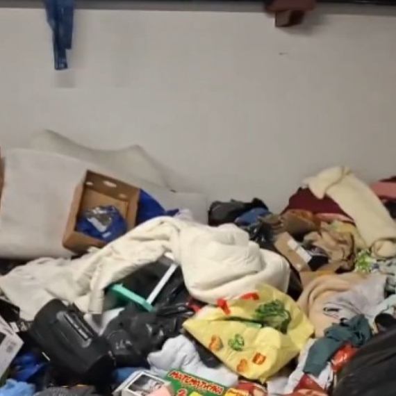 Ljudi pokušavaju da pokupe haos koji su blokaderi ostavili u rektoratu u Novom Sadu VIDEO