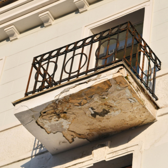 Jeziv snimak iz Grčke: Balkon pao na trotoar, umalo ubio ženu VIDEO
