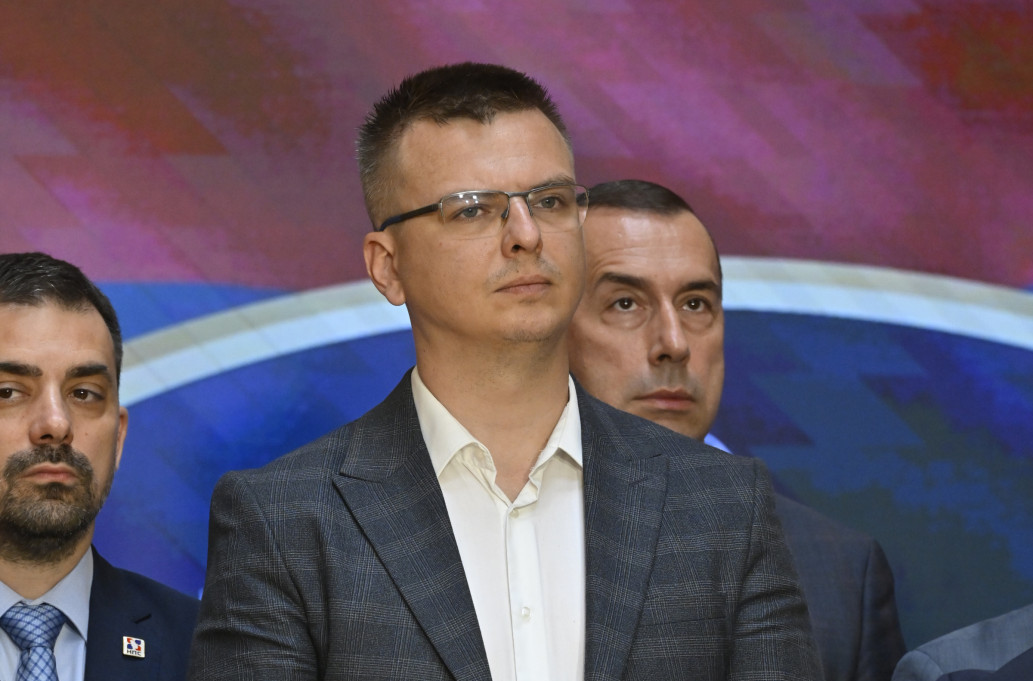 Bahato ponašanje Parandilovića u Skupštini; Brnabić i Mali ga vraćali na mesto VIDEO