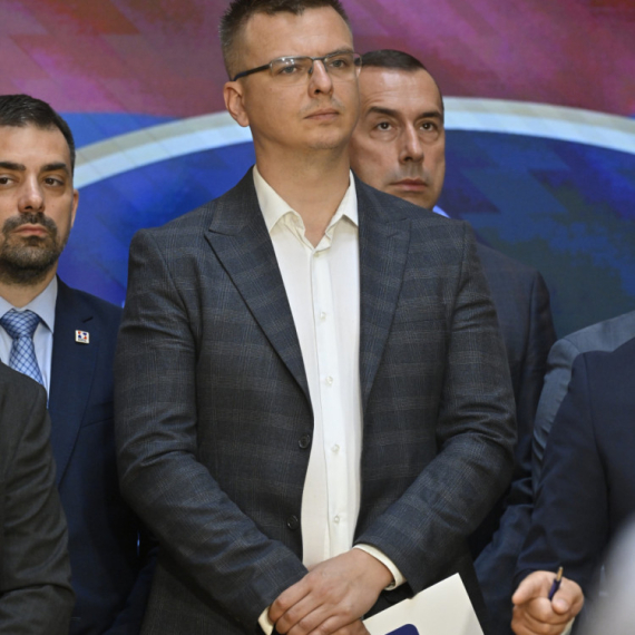 Bahato ponašanje Parandilovića u Skupštini; Brnabić i Mali ga vraćali na mesto VIDEO