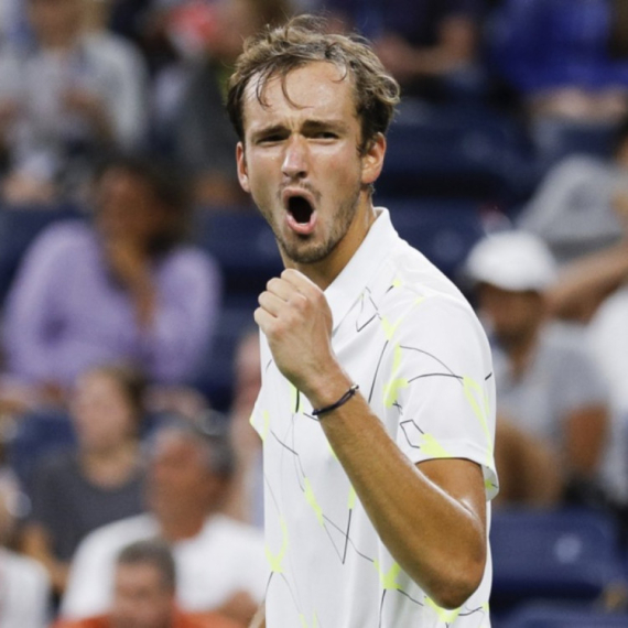 Medvedev posle tri sata u četvrtfinalu Šangaja