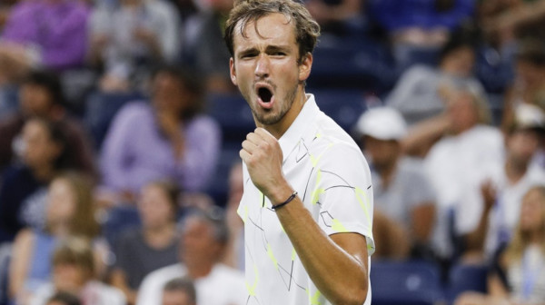 Medvedev posle tri sata u četvrtfinalu Šangaja