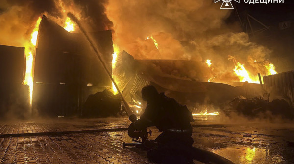 Rat – dan 1.419: Napadnut Kijev; Rusi preuzumaju kontrolu; Zelenski traži produženje ratnog stanja FOTO/VIDEO