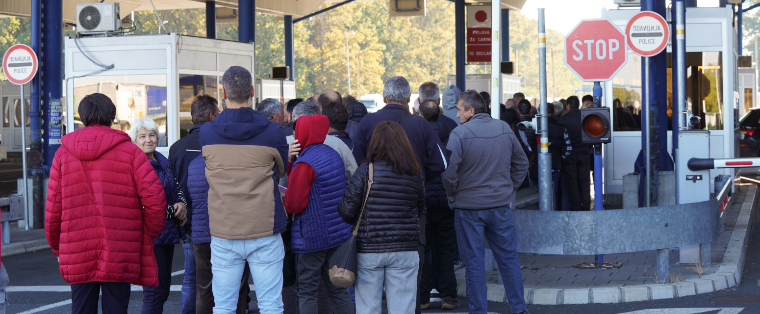 Kolaps na granicama zbog novog sistema: Putnici i vozači očajni