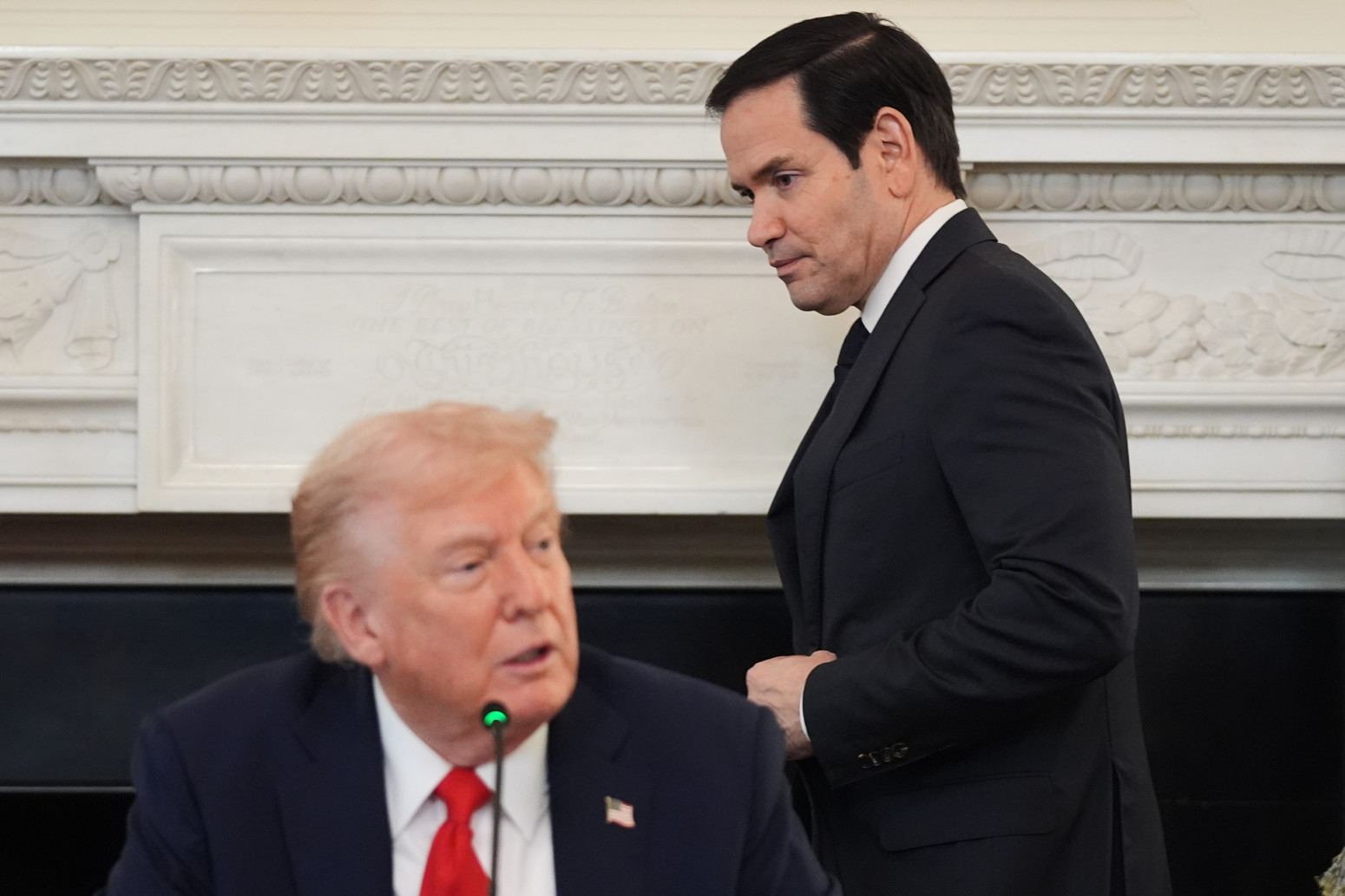 Otkriveno šta je pisalo na papiriću koji je Rubio dao Trampu FOTO/VIDEO