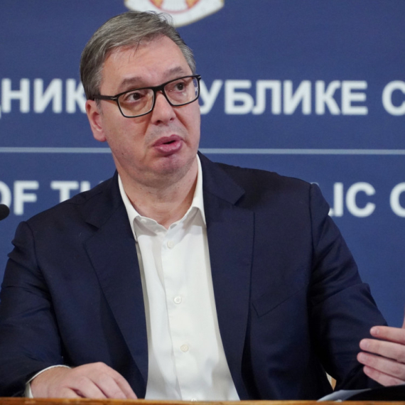 Predsednik Vučić uputio apel građanima Srbije: Ne paničite!